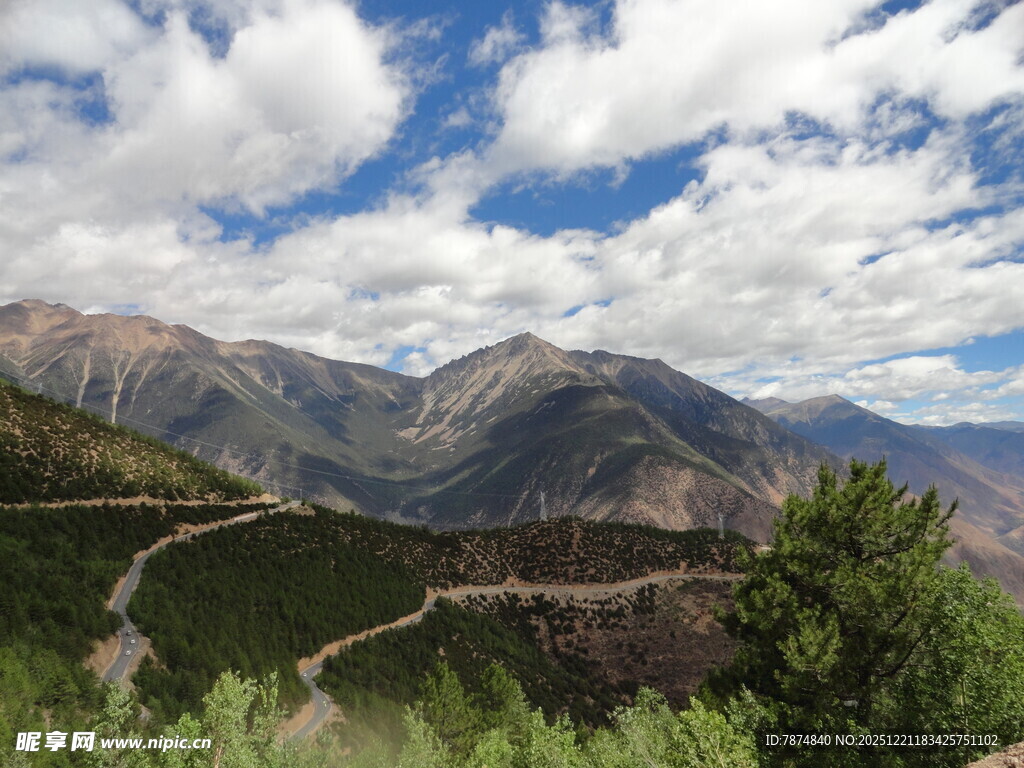 山间蜿蜒公路与壮丽山景