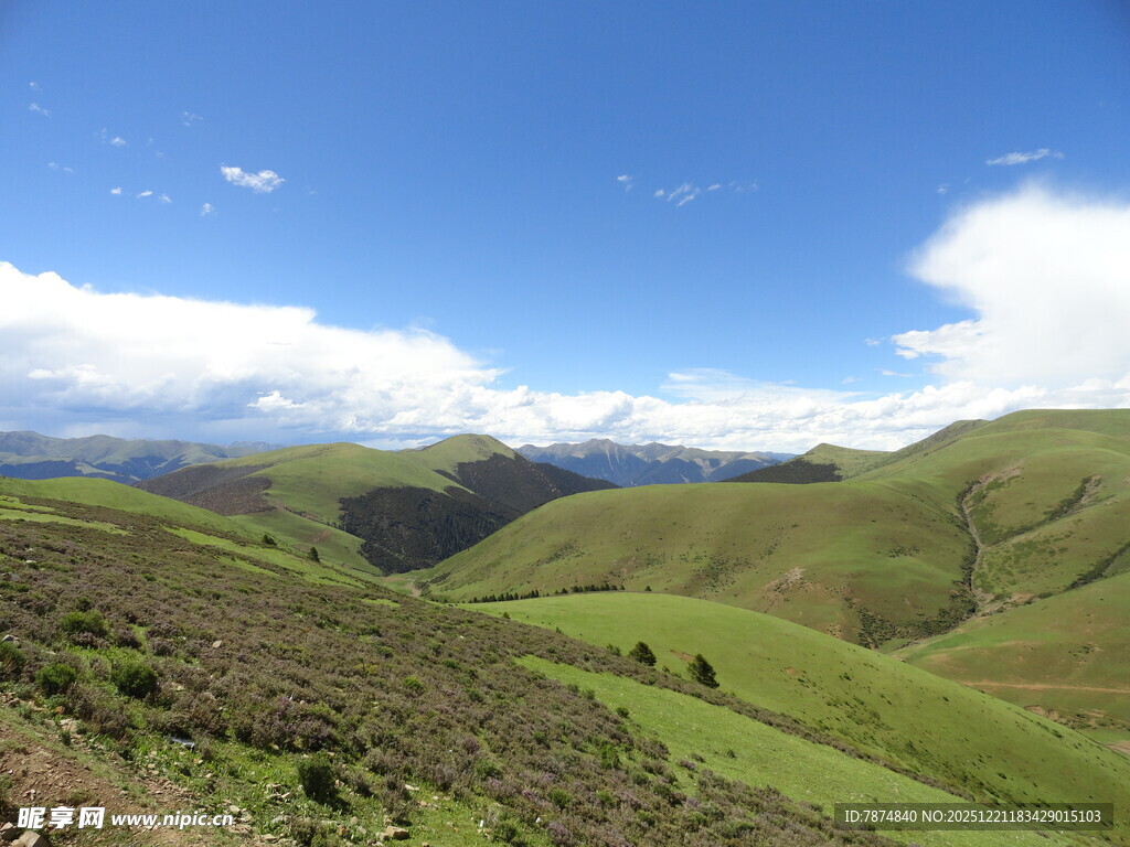青山蓝天间的壮美自然景观