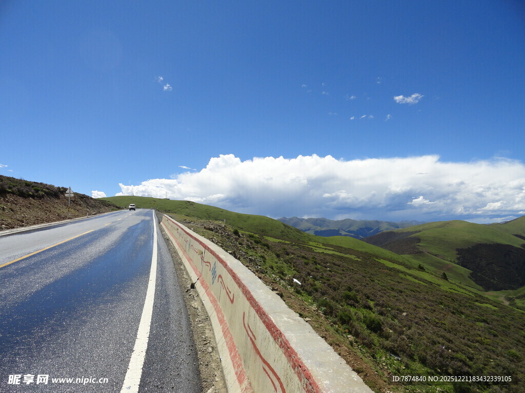 蜿蜒公路伸向蓝天白云