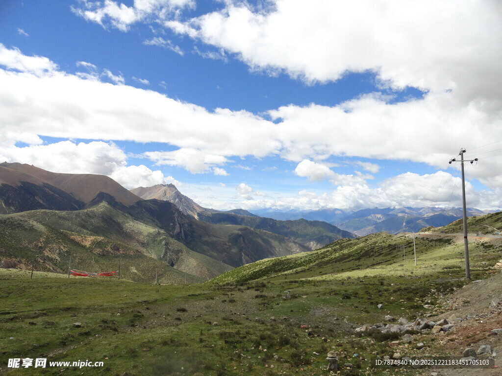 山间公路旁的壮美风景