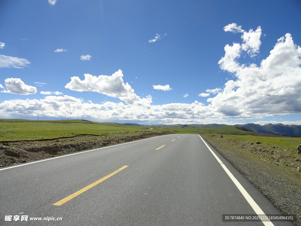 宽阔公路伸向蓝天白云