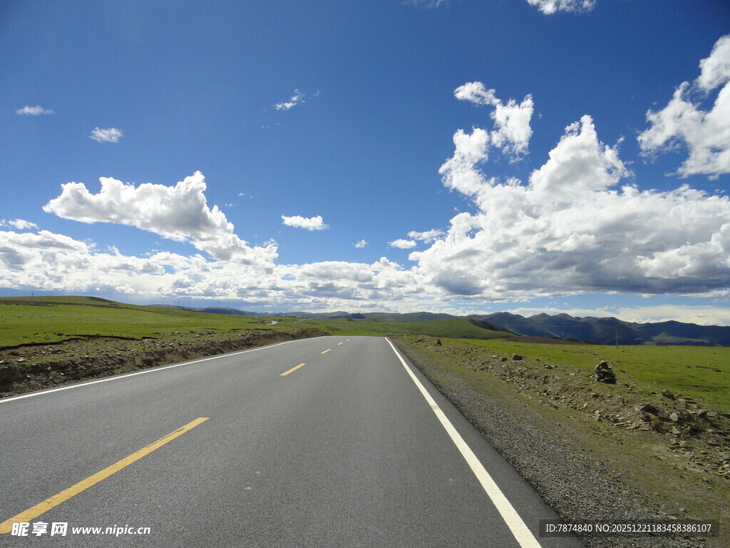 草原公路蓝天相伴
