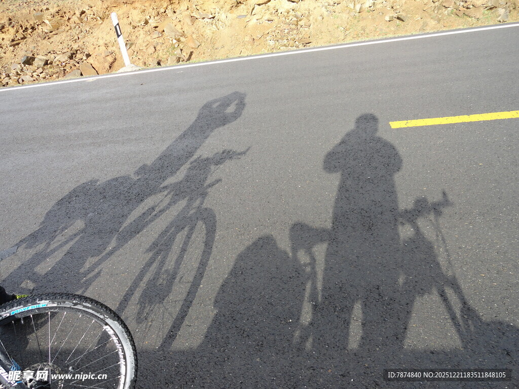 骑行者与自行车的光影画面