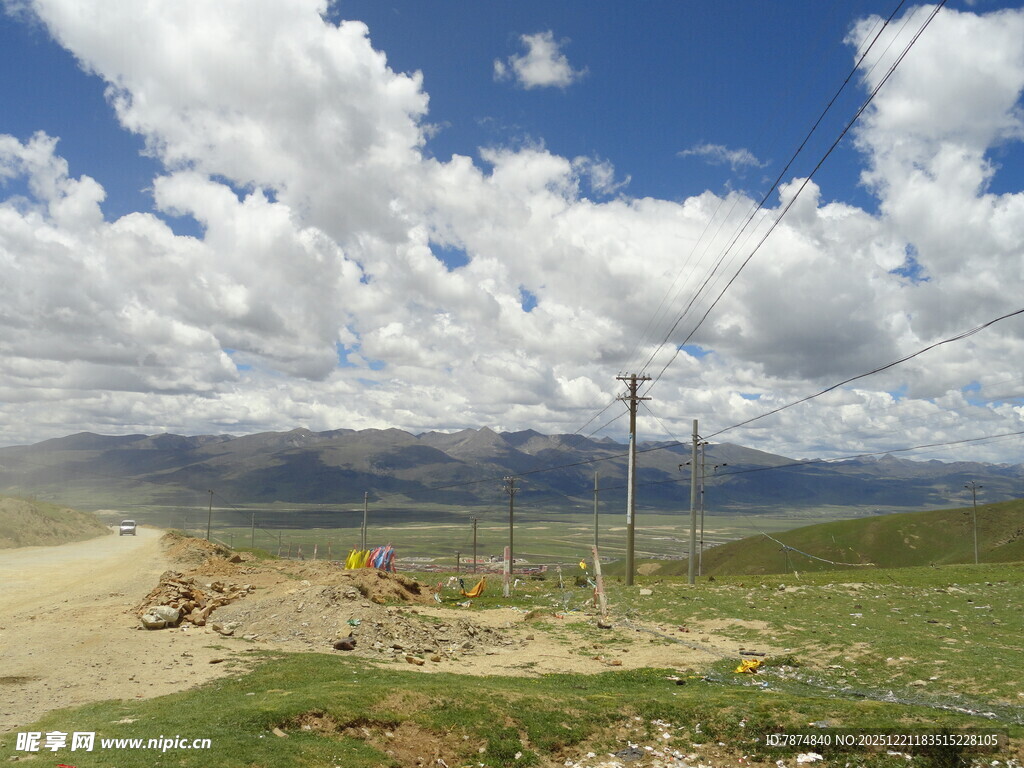 草原旷野中的通信设施