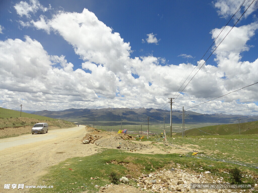 草原土路旁的蓝天白云美景