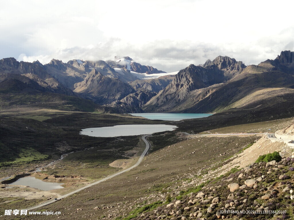 山间湖泊与蜿蜒道路美景