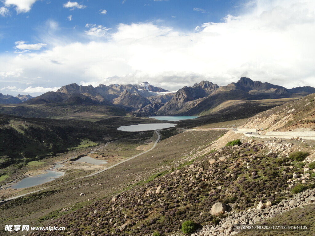 高山湖泊旁的壮美风景