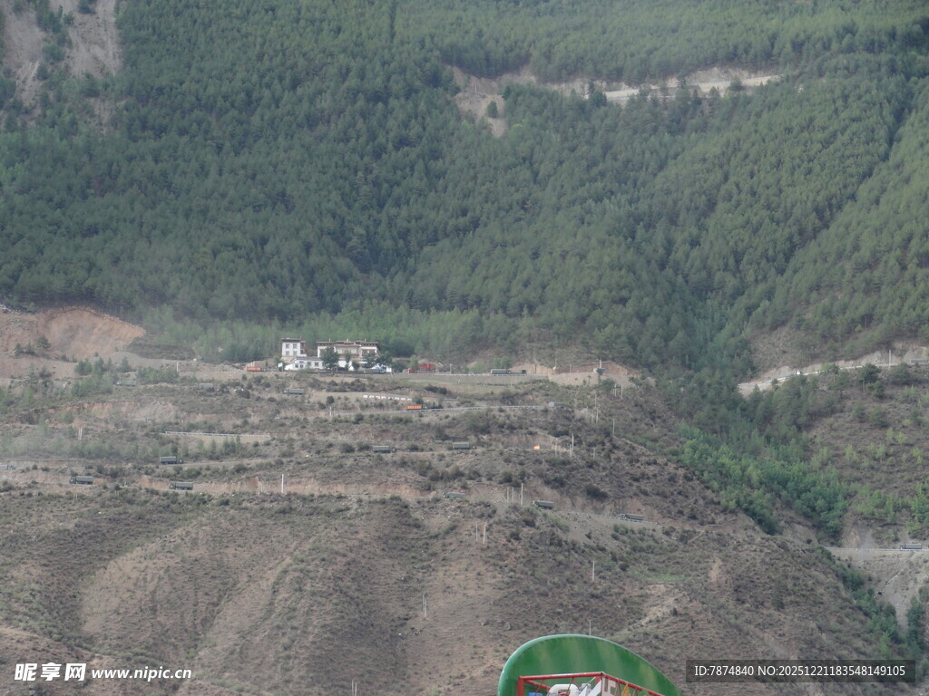 山坡农田与植被俯瞰景