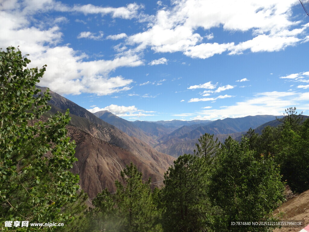 山间美景 蓝天白云绿树