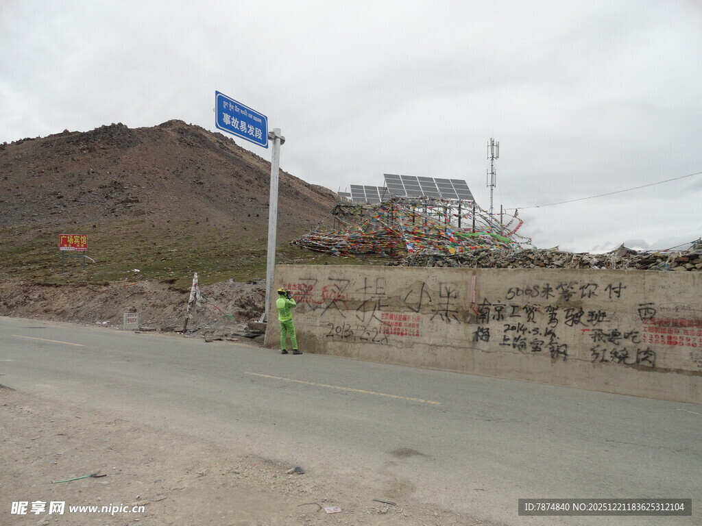 荒凉路旁的指示牌与远山