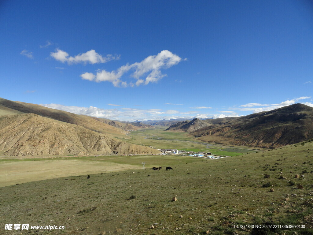 广袤草原与远山蓝天白云