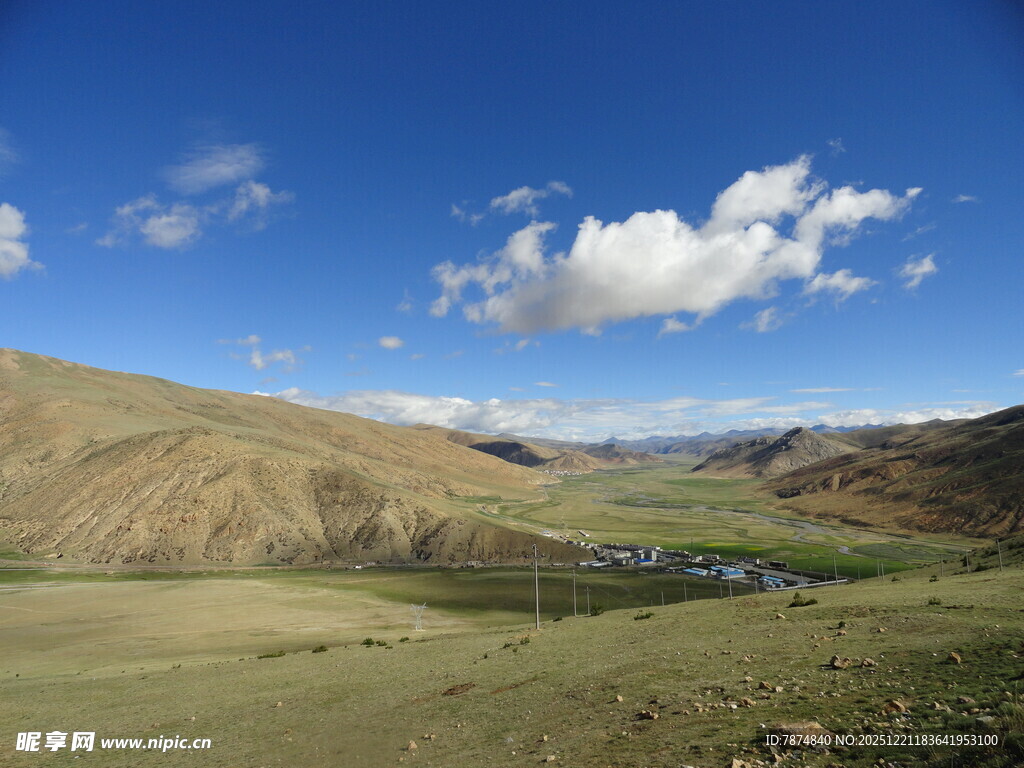 草原山谷间的蓝天白云美景