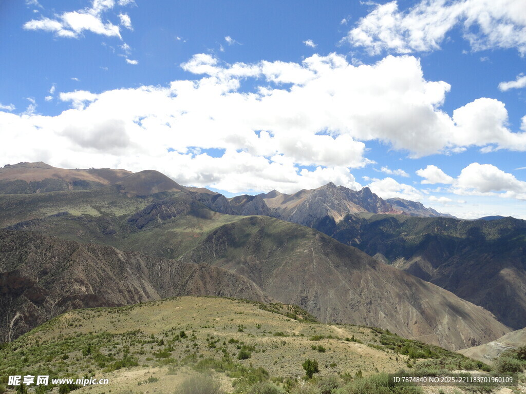 壮丽高山蓝天白云美景