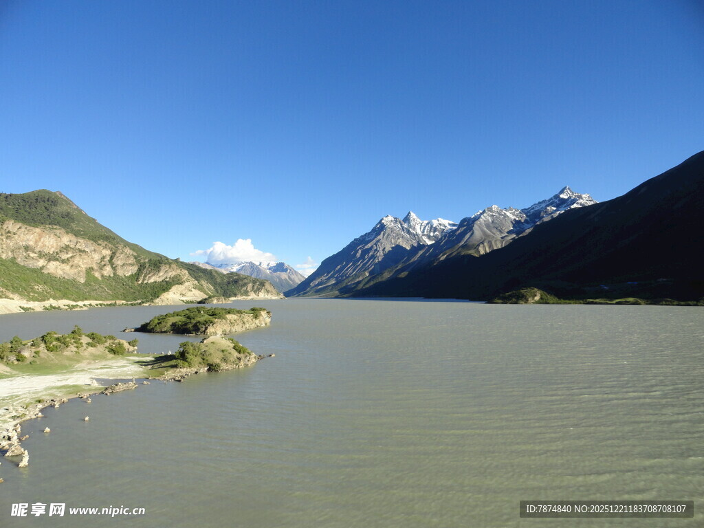 壮丽山河间的宁静水域