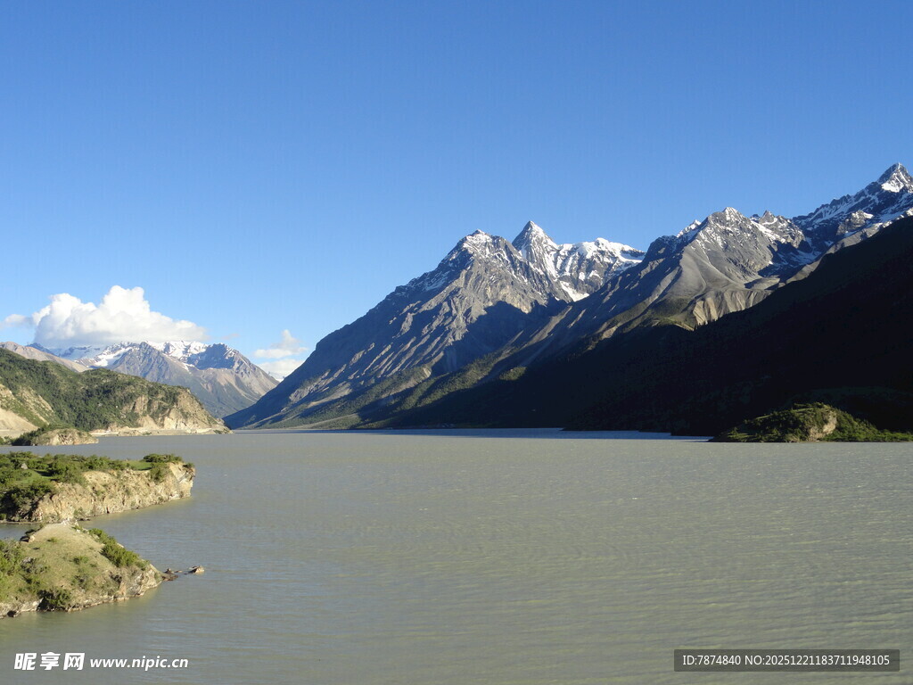 壮丽山河间的静谧湖泊