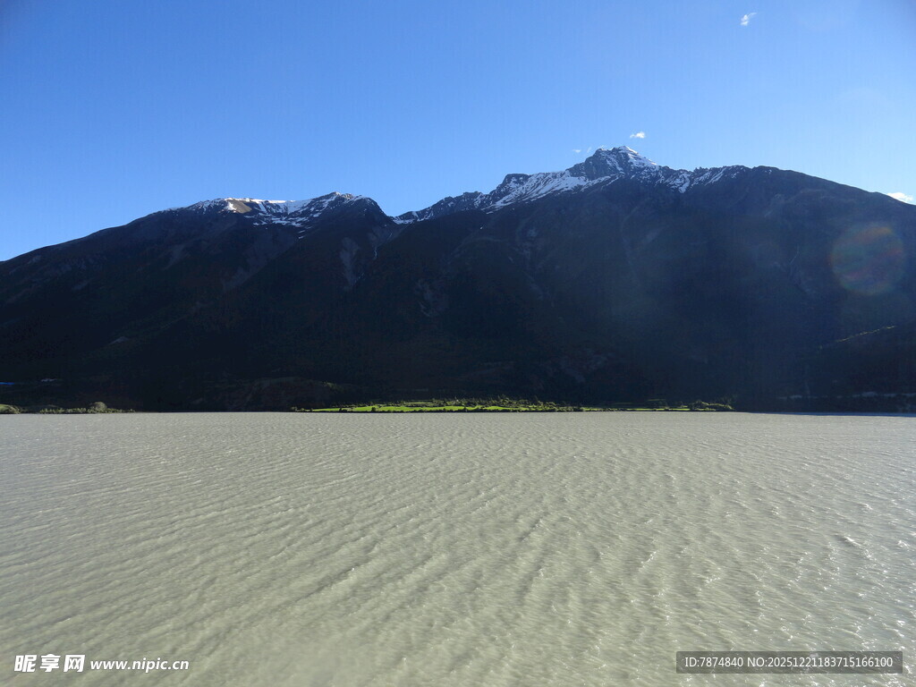 广袤沙地与远处雪山景观