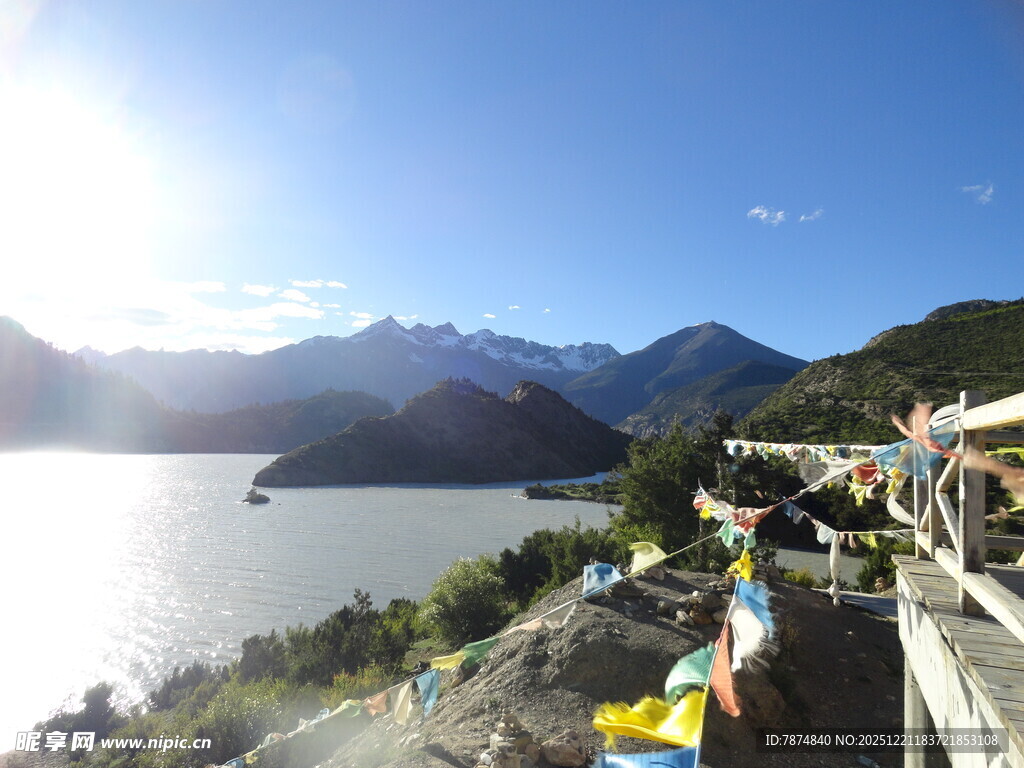 湖畔美景 游人惬意赏风光