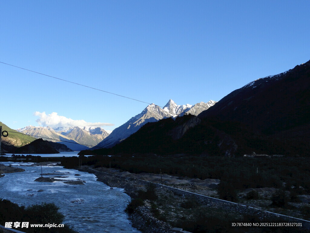 山间河流与远处雪山美景