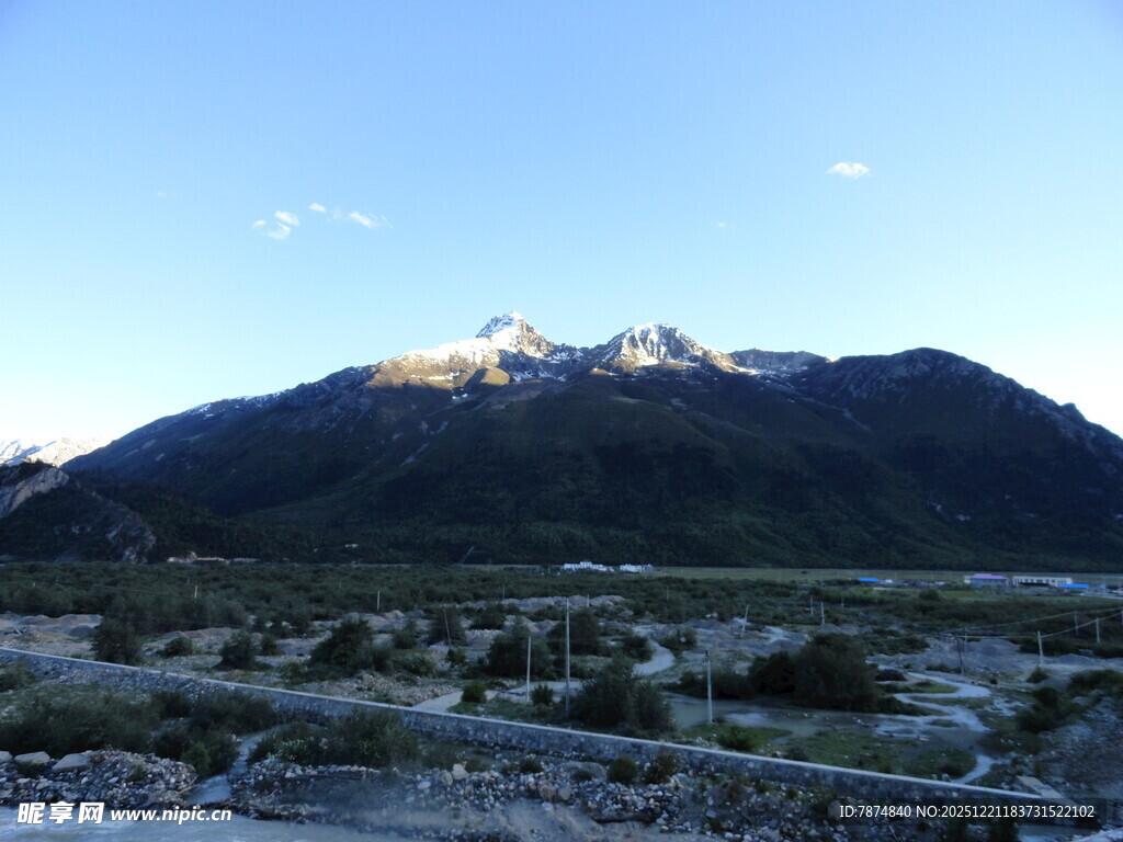 壮丽山景与开阔谷地风光