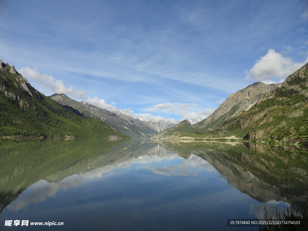 高山湖泊美景倒影如画