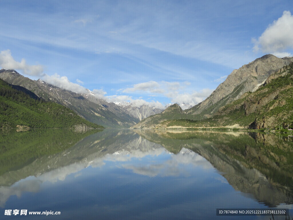 宁静山水间的绝美湖景