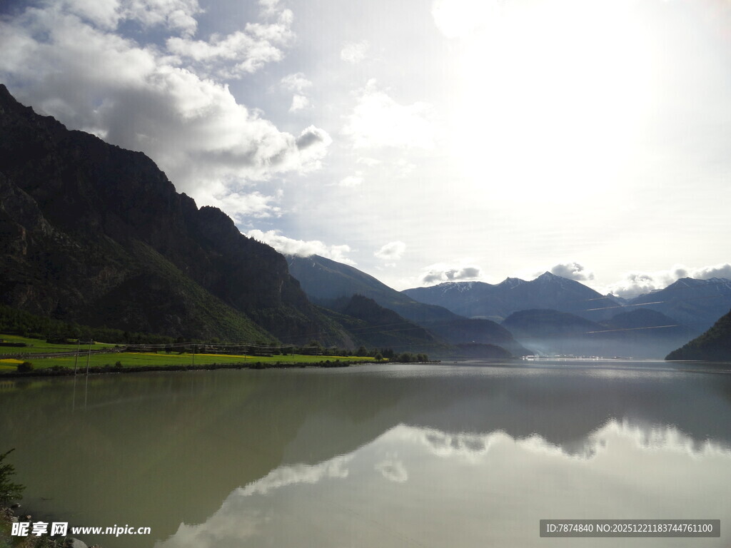 宁静山水湖景倒映画面