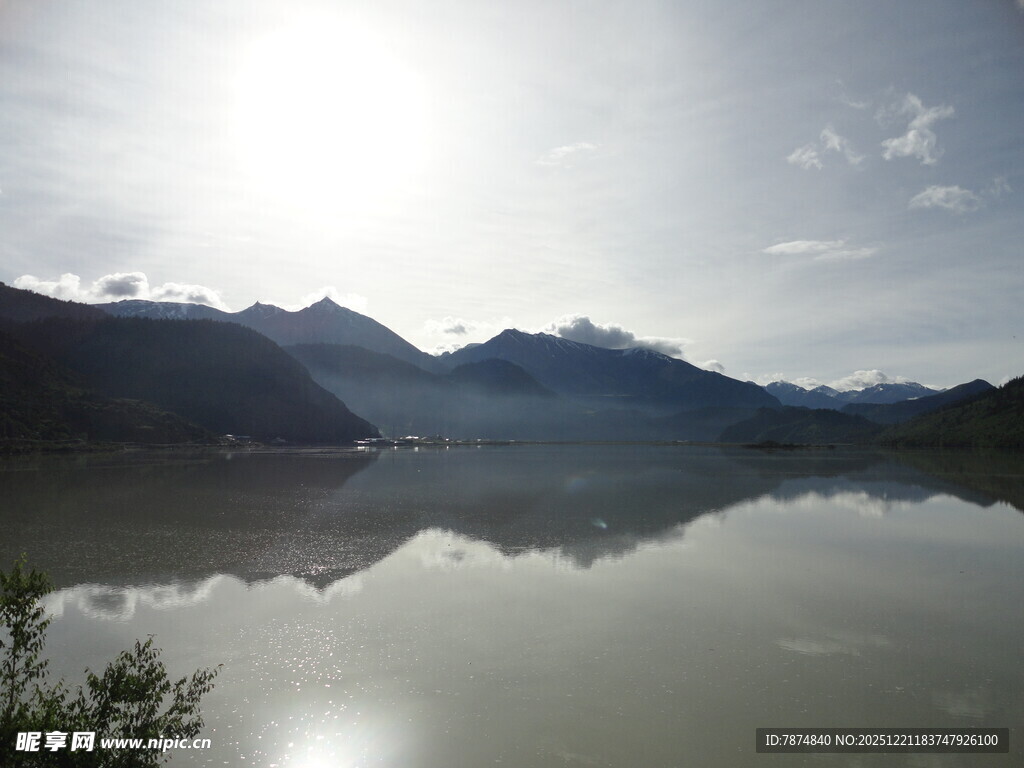 宁静山水湖面倒影美景