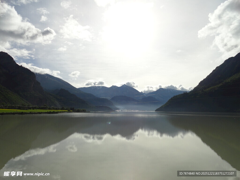 山水倒影的静谧自然美景