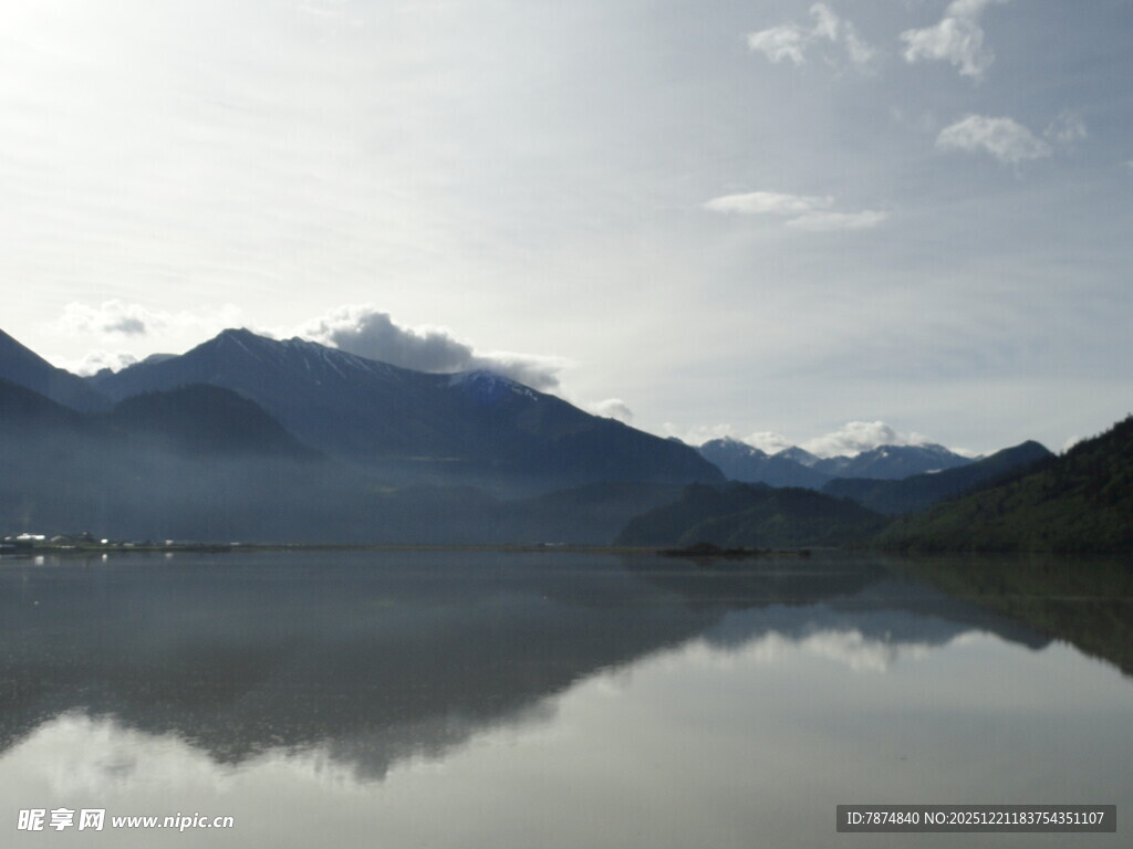 宁静湖面映远山美景