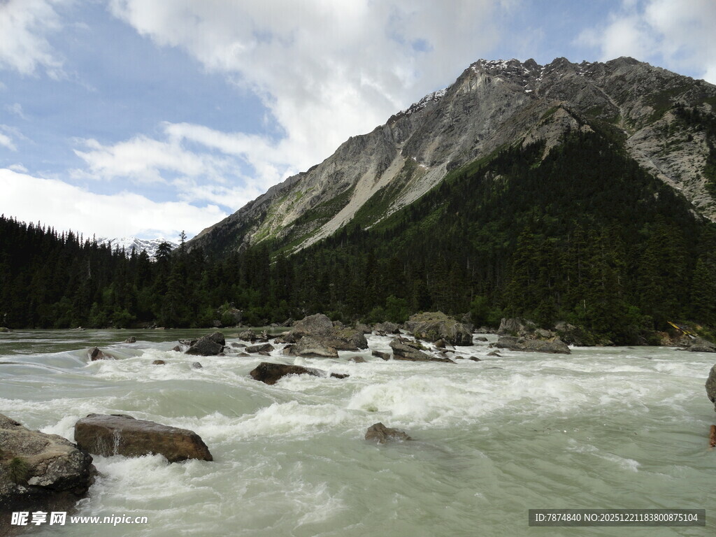 山间湍急河流与巍峨山脉