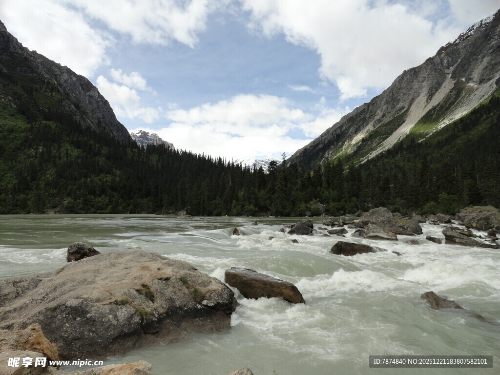 山间湍急河流与嶙峋怪石