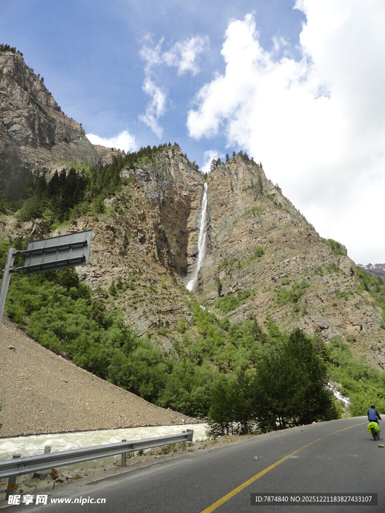 山间公路旁的壮丽瀑布景观