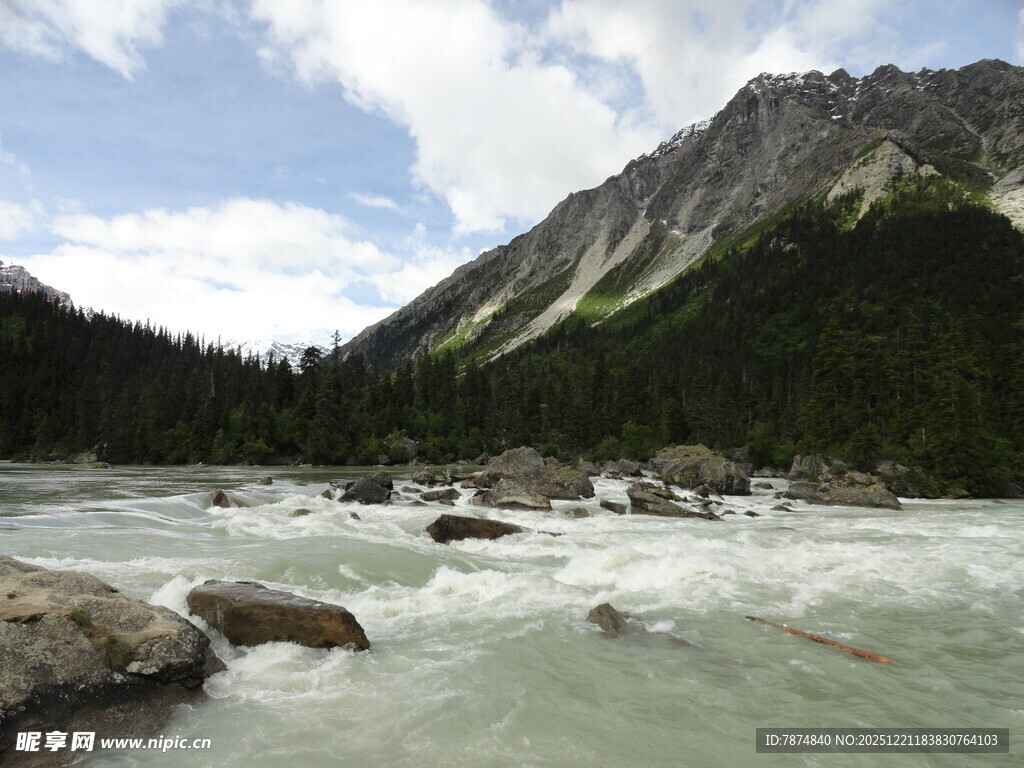 山间湍急河流与巍峨群山