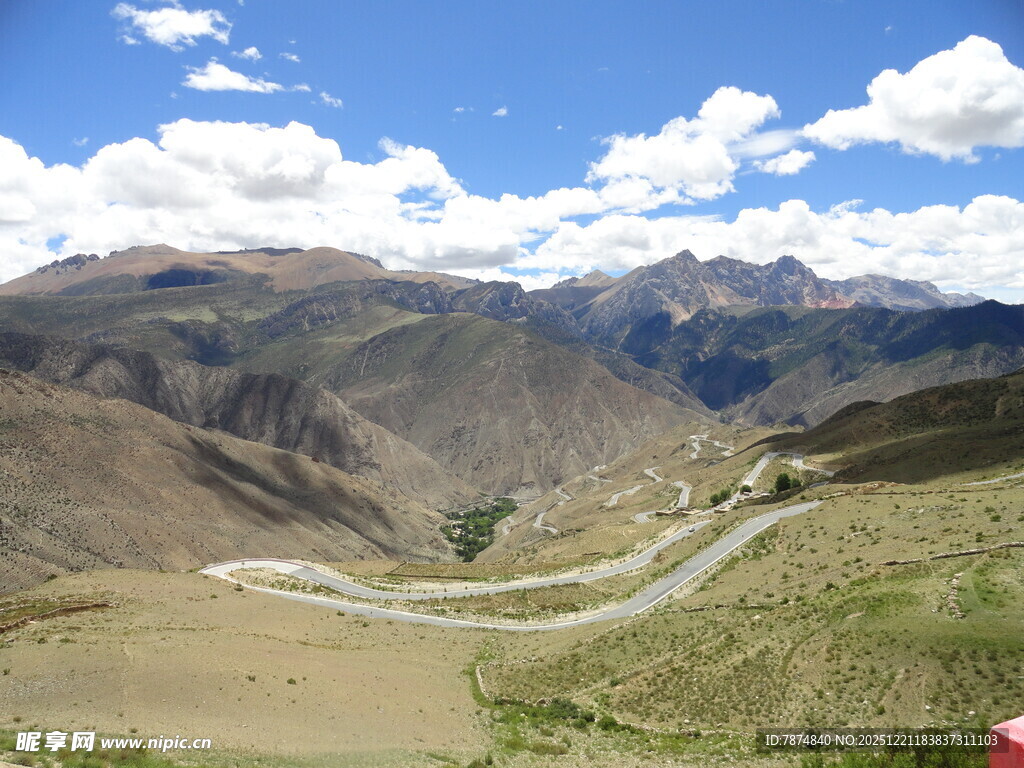 山间蜿蜒公路美景