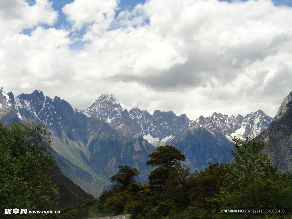 壮丽雪山与葱郁山林景观