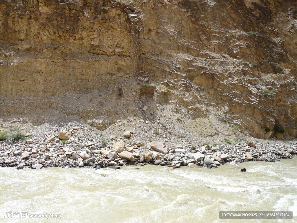 河岸旁的岩石峭壁景观