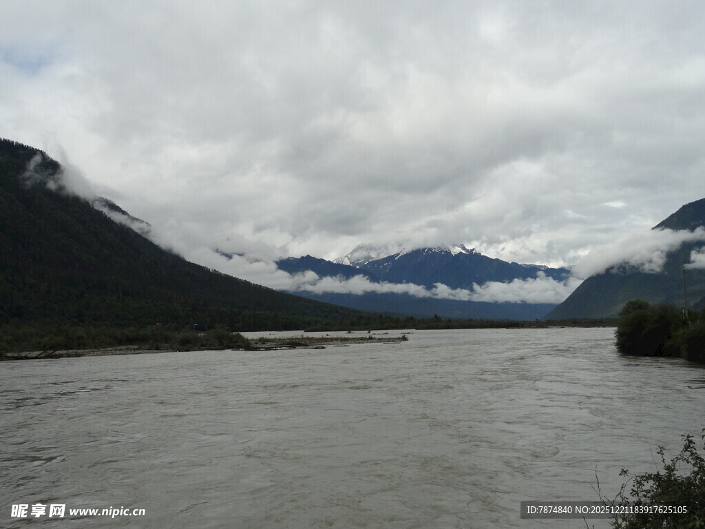 山间河流云雾缭绕美景