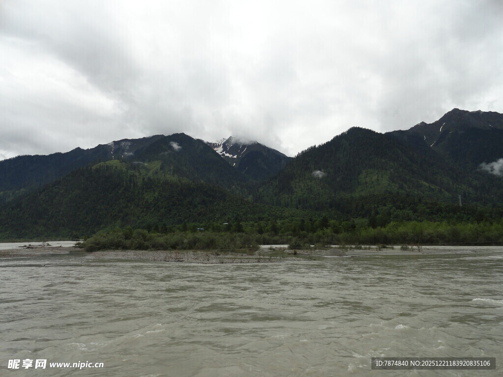 山水相依的壮阔自然景观