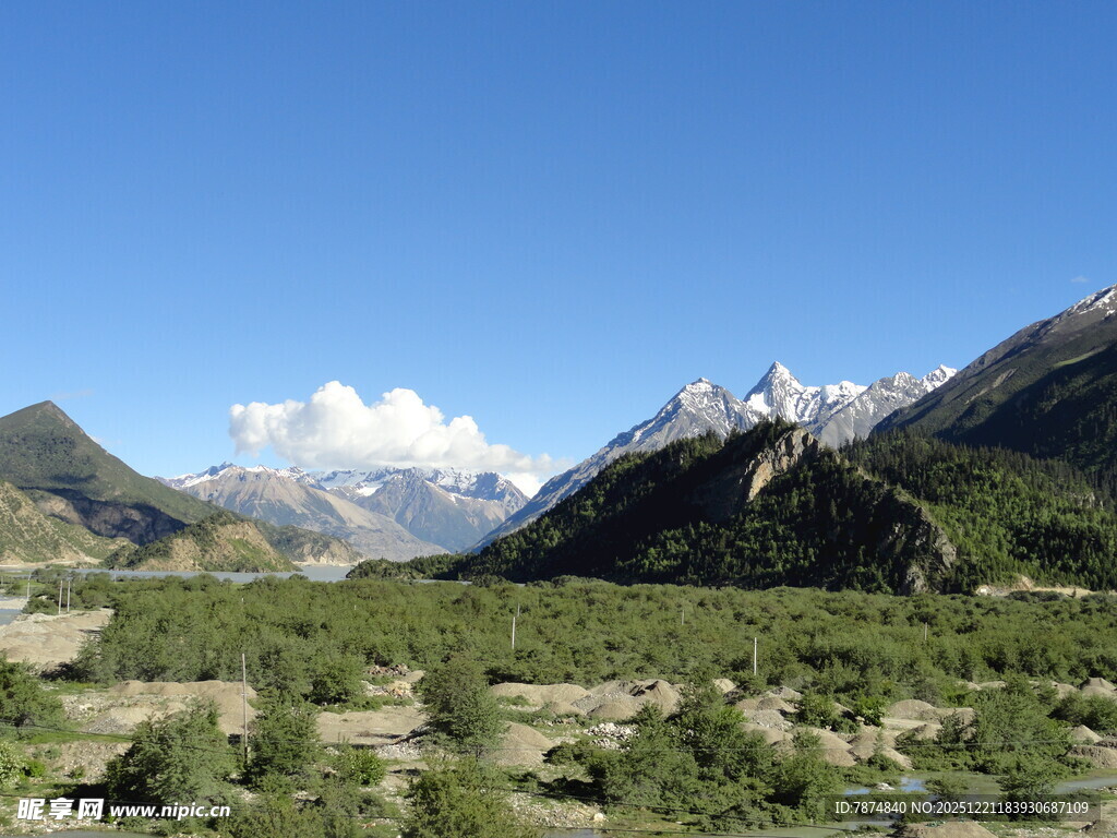 壮丽山谷雪山自然风光