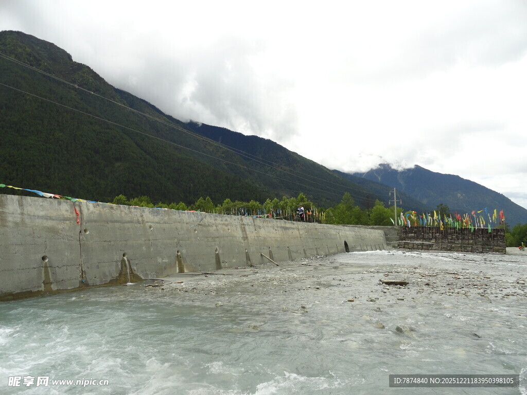 山间湍急河流与防护堤