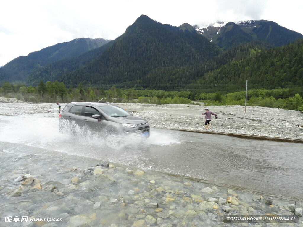 越野汽车涉水山间美景