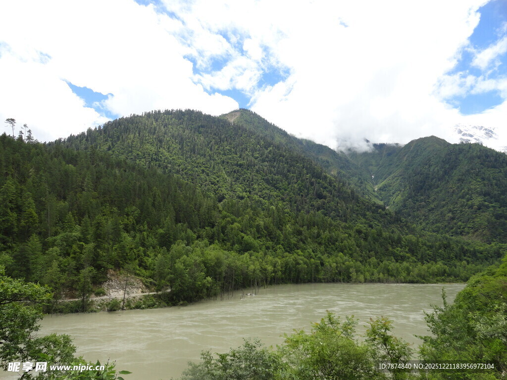 青山绿水间的河流景观