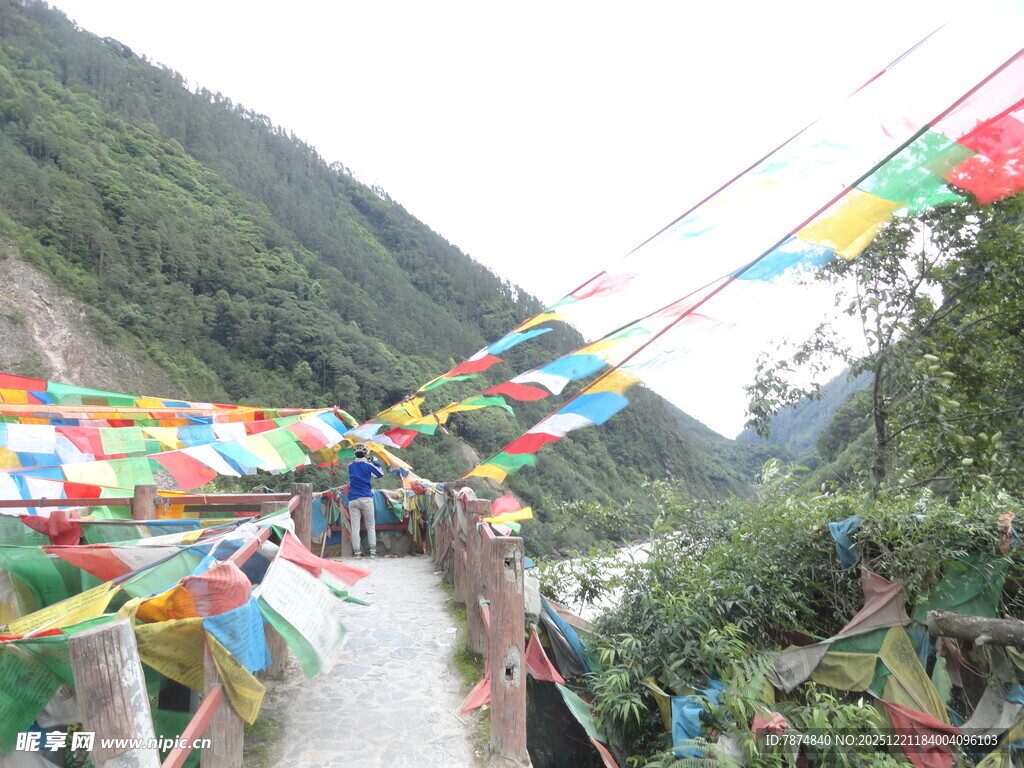 山间经幡装点的徒步小径