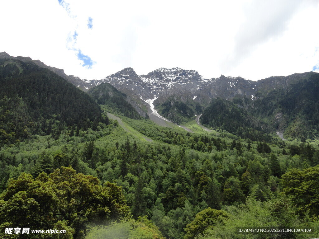 青山绿野间的壮丽山景