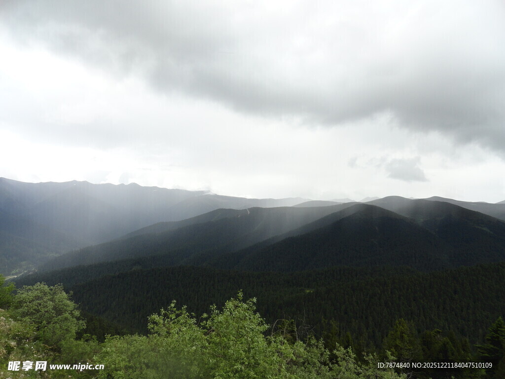云雾缭绕的山峦景色