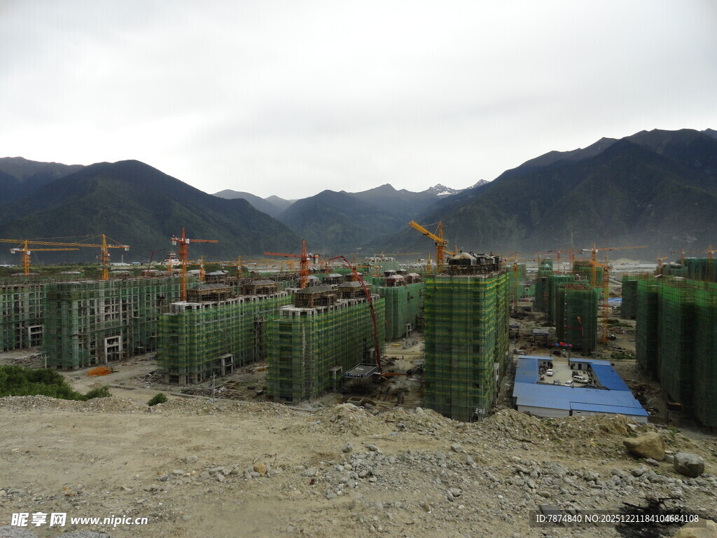 山地施工现场的建筑景象