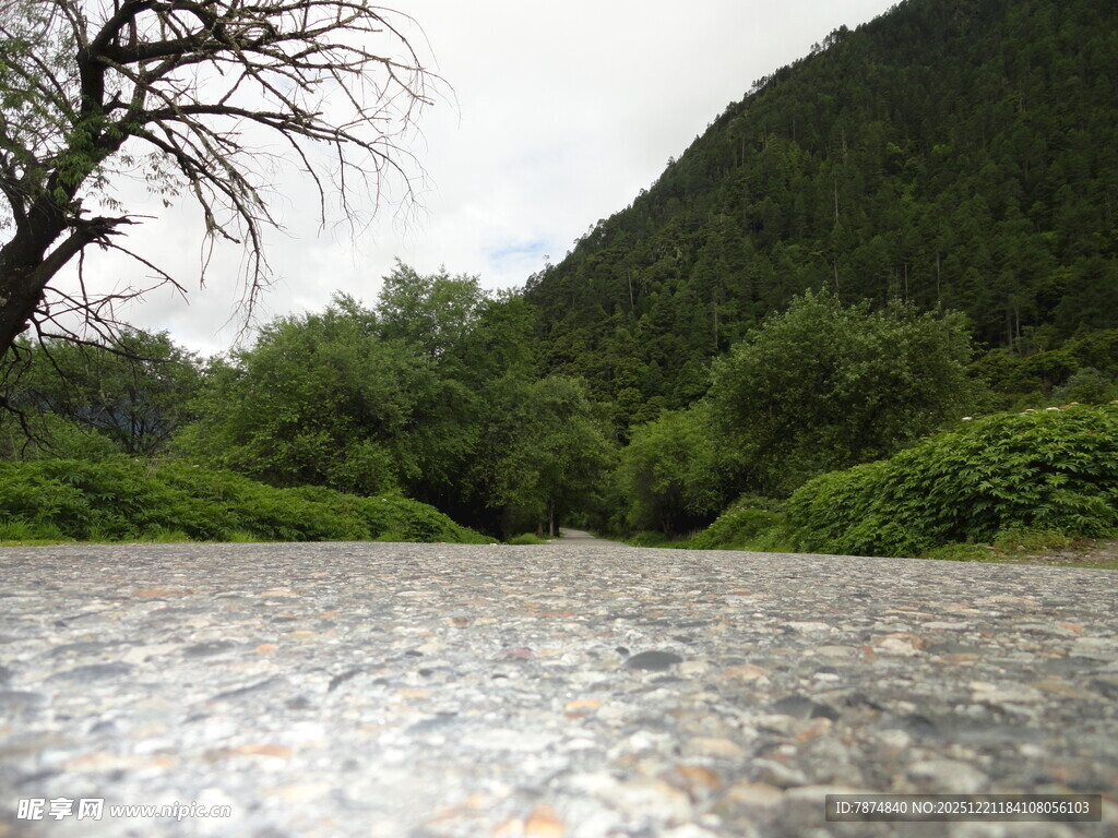 山间碎石溪流景观