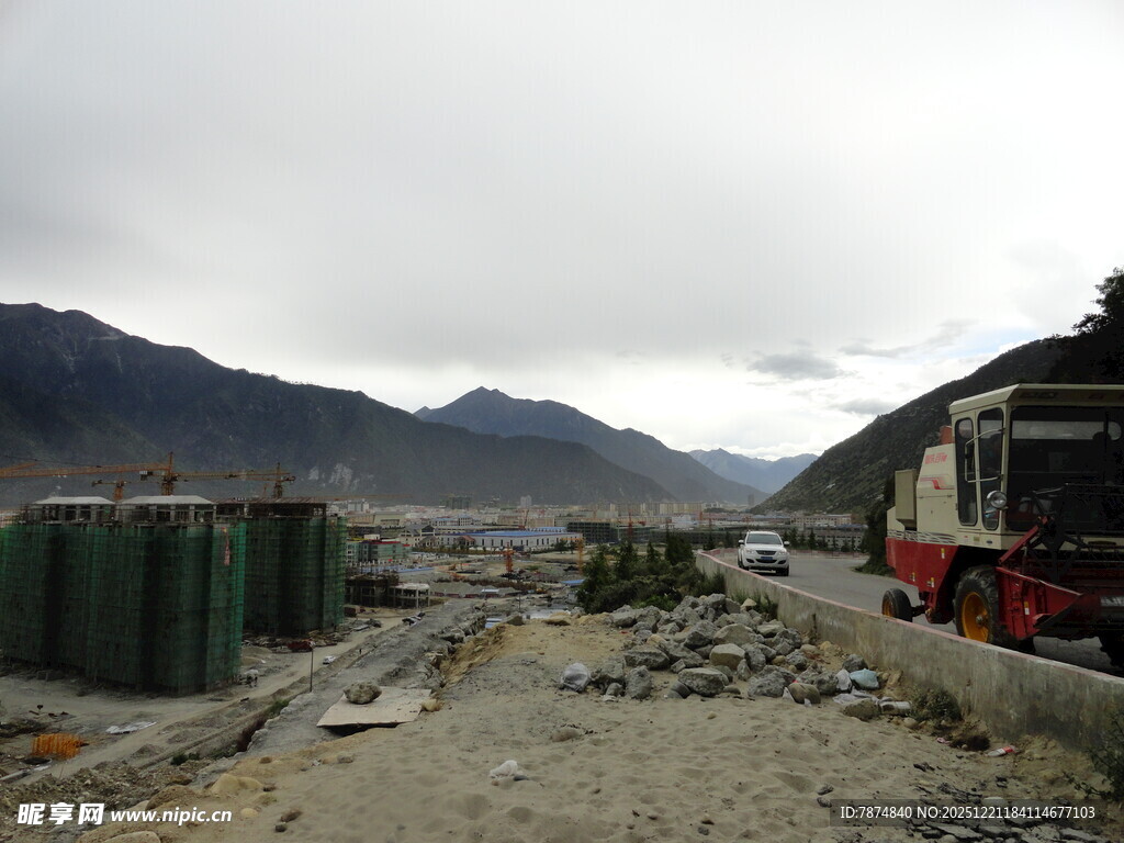 山间施工处的工程车辆