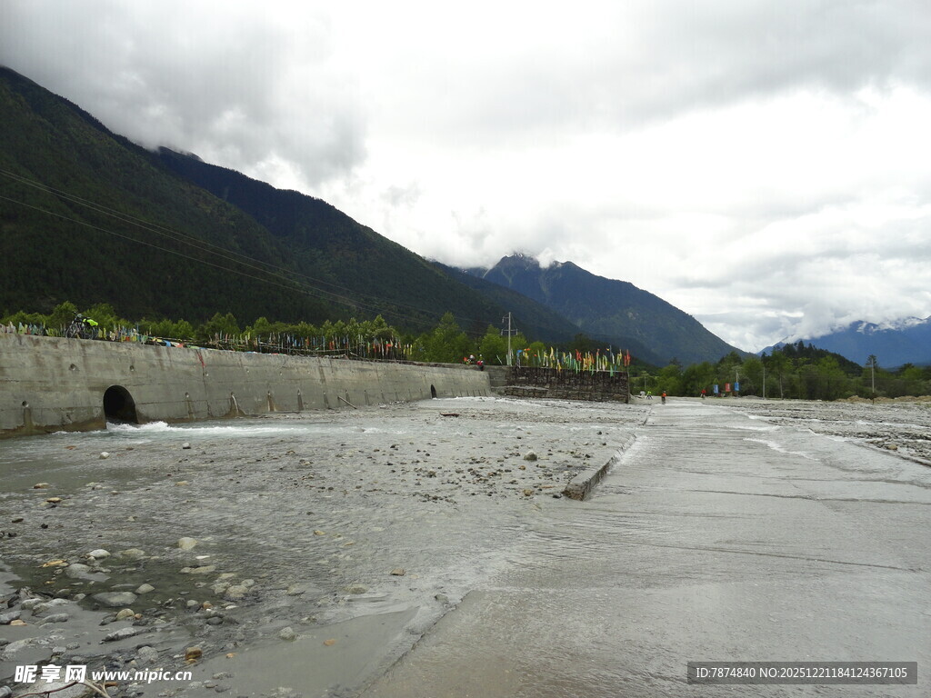山间空旷沙石地景观