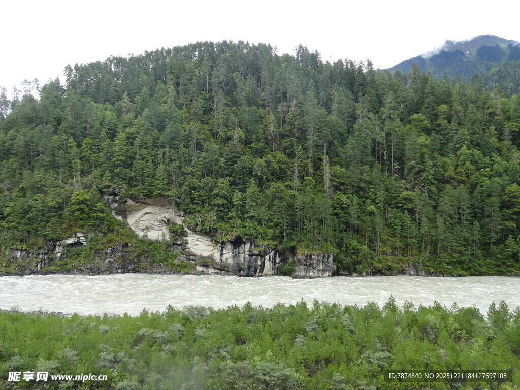 山林间的开阔水域景观